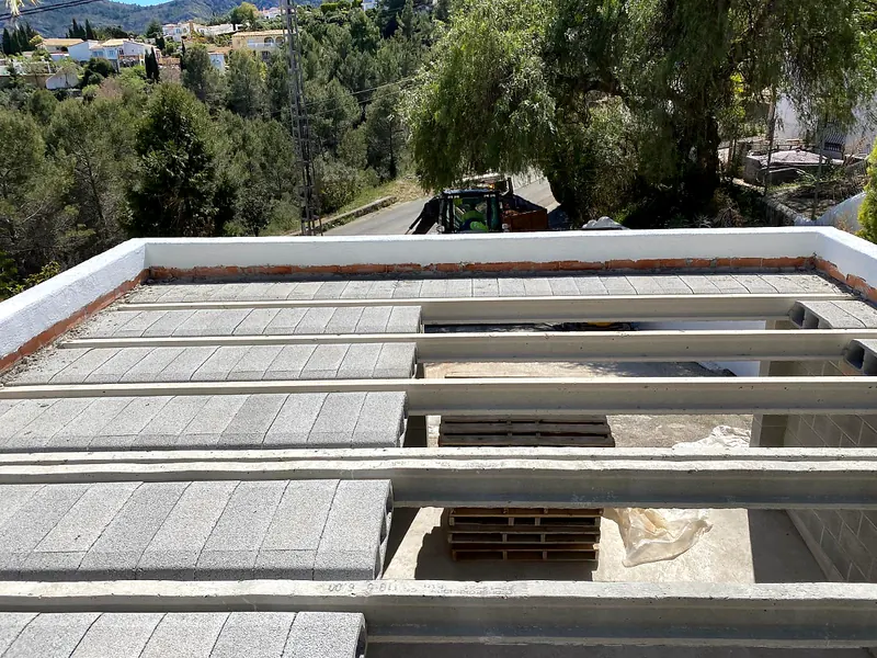 Concrete roof beams and blocks being laid on a new structure